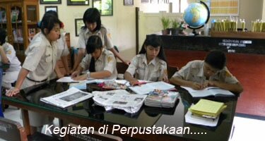 images/slideshow/kegiatan di perpustakaan.jpg